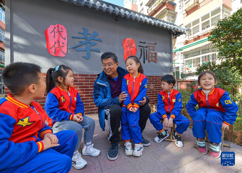在河北省邯郸市邯山区开展的“听爷爷奶奶讲家风”主题活动中,宣讲员向孩子们讲家风家训故事(2020年11月2日摄)。