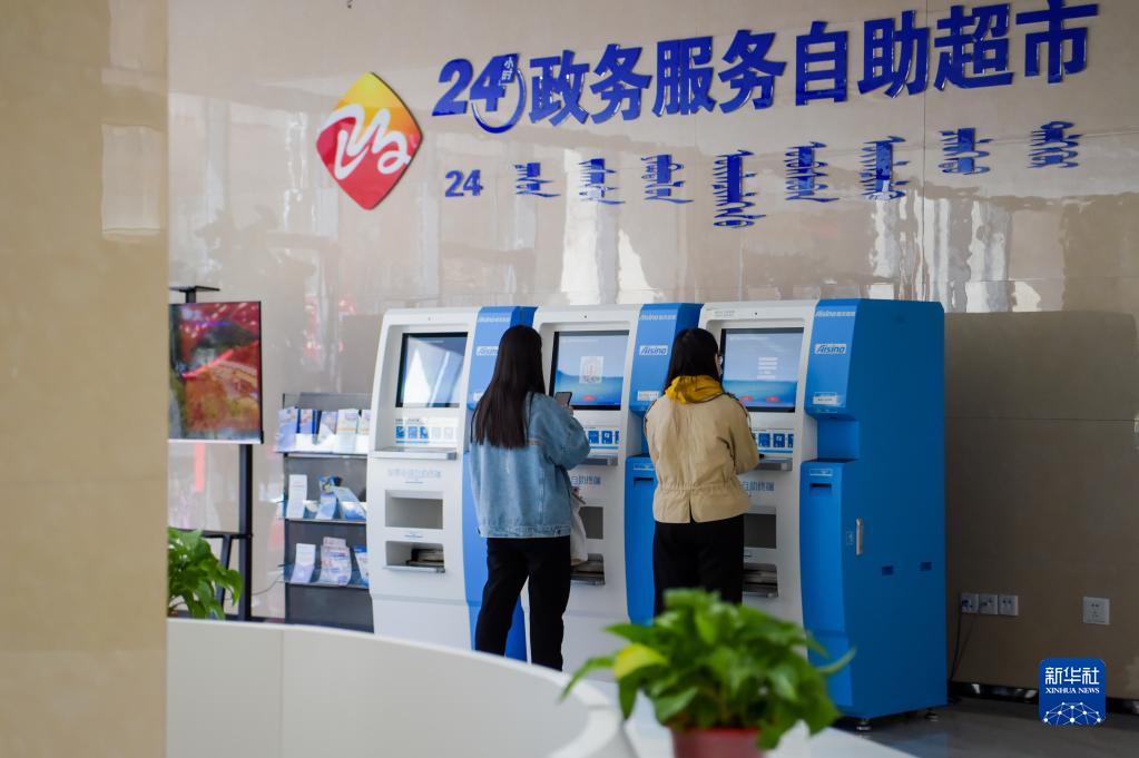 在内蒙古自治区呼和浩特市玉泉区政务服务中心的“24小时政务服务自助超市”,市民在自助办理发票业务(2022年4月2日摄)。
