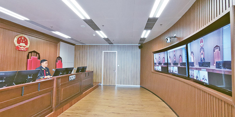 智慧法院建设有力推动了技术运用与司法审判深度融合,为群众诉讼和法官办案提供了智能化、一体化、协同化服务。图为2019年11月,广州互联网法院开展涉网金融借款纠纷在线示范庭审,来自全国各地的2500多名类案当事人旁听了该案的调解过程。 新华社发 毛一竹/摄